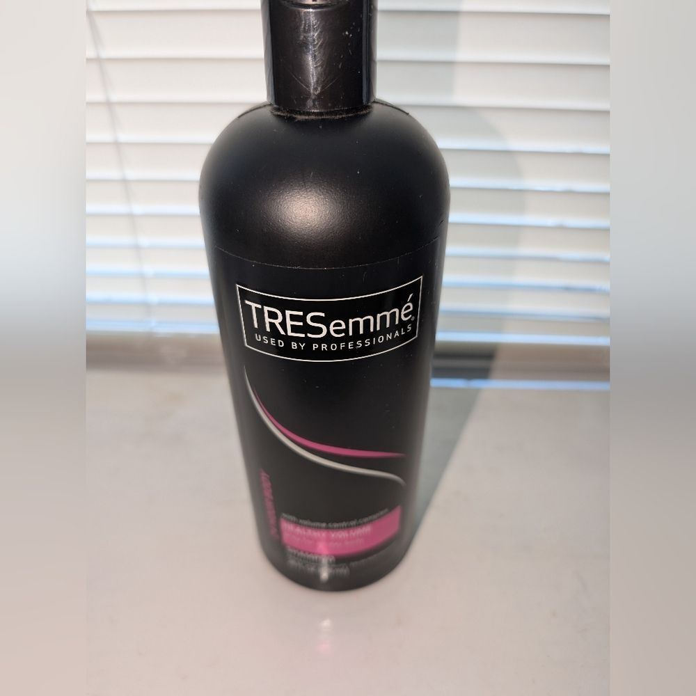 TRESemmé 24 Hour Body Shampoo 28oz